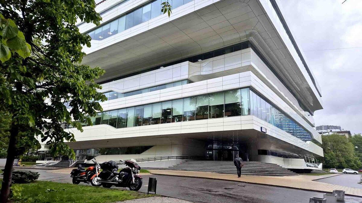 Фасад выполнен из стекола и белого камня. Листайте галерею, чтобы увидеть ещё фото