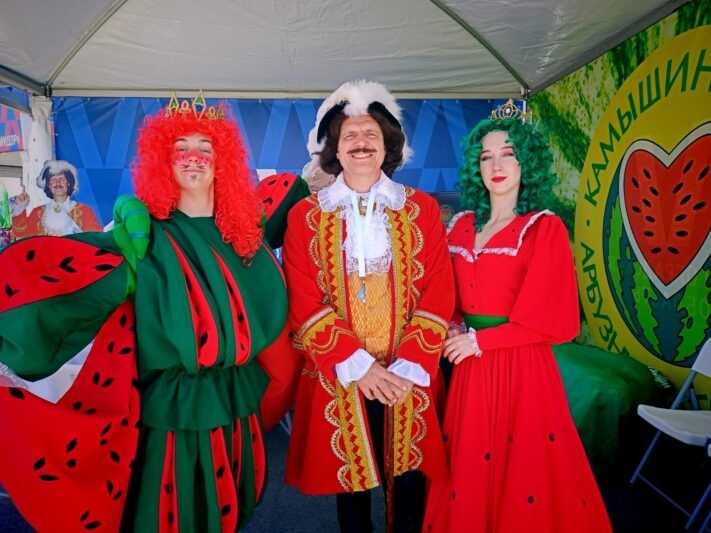    Арбузный царь, Петр Первый и Арбузная царица приглашают на Камышинкий арбузный фестиваль (фото Камышинского драмтеатра)