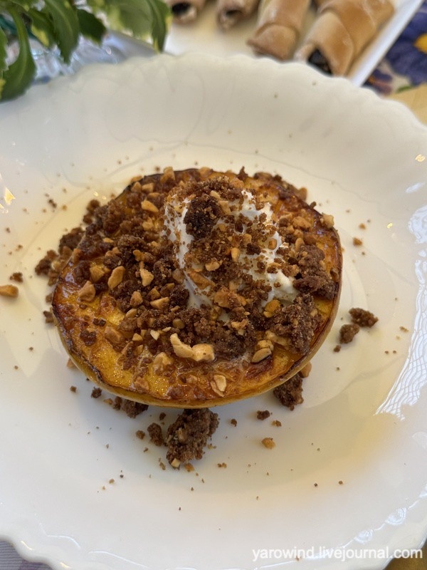 Манго на гриле с арахисовым крамблом