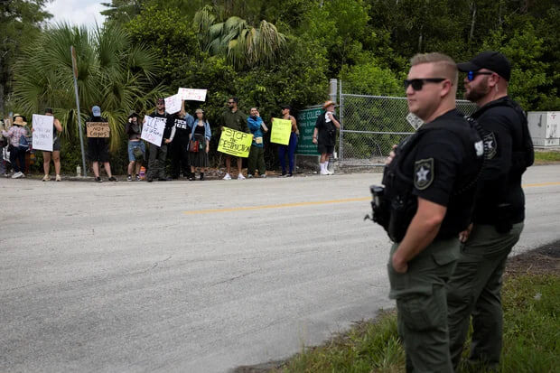 Протестующие у КПП "Alligator Alcatraz"