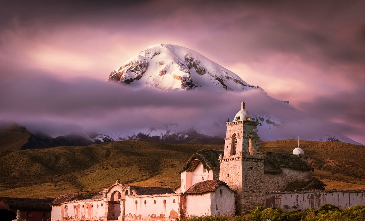 Церковь расположена на высоте 3898 метров над уровнем моря