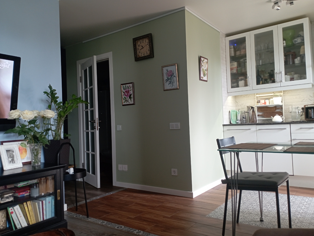 Такая планировка запрещена при наличии газовой плиты. Но нам ни разу замечаний не делали. 