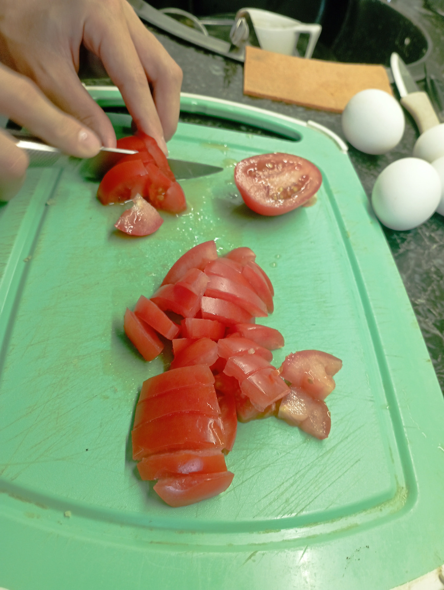 Будет яичница с помидорами. Оцените нарезку))) Не зря смотрит "поваров"... 