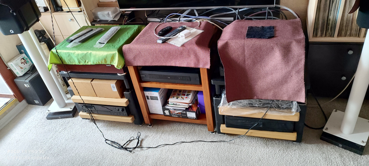 Не очень эстетично, но от пыли отчасти спасает.