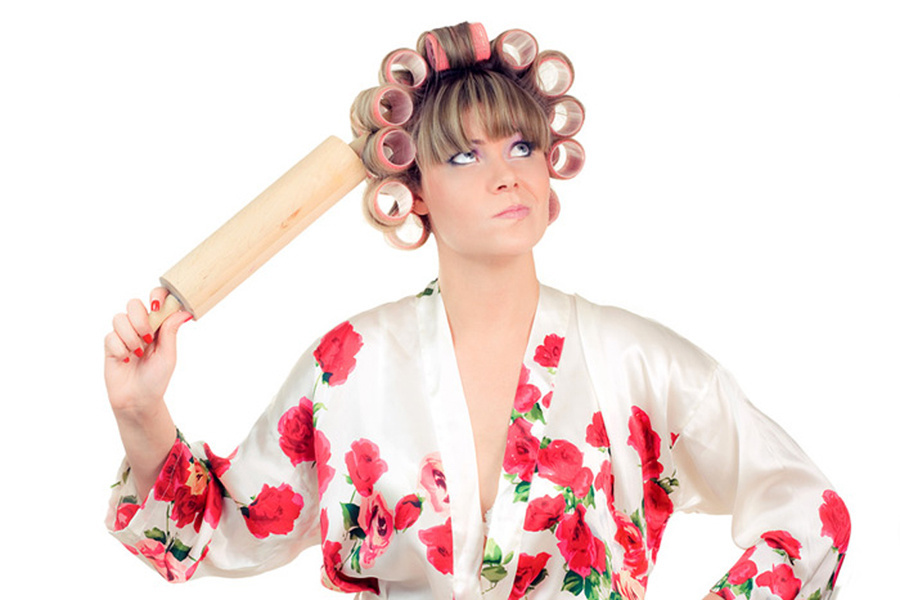 девушка в халате и бигудях взято из интернета