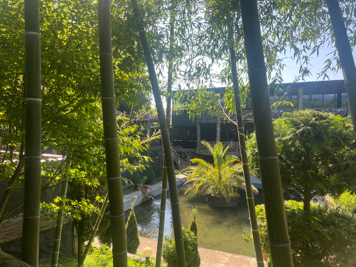 Двор. Там находятся водоемы, в которых разводят рыбу. 