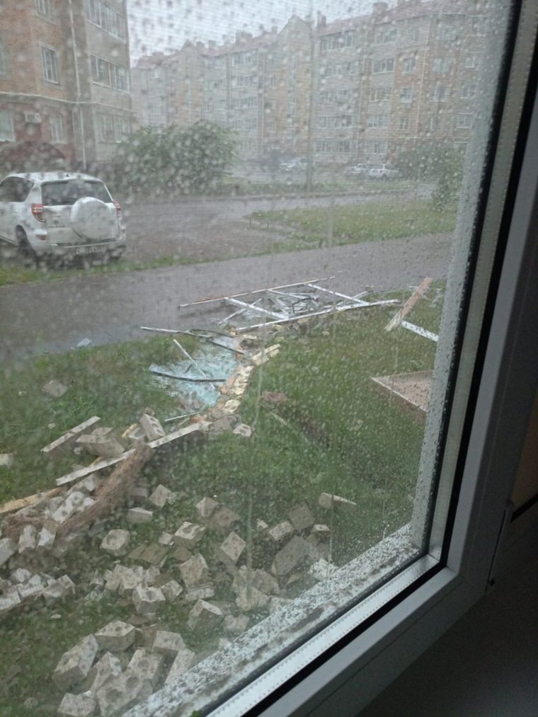 
Пострадавших при обрушении балкона нет
Фото:Очевидцы