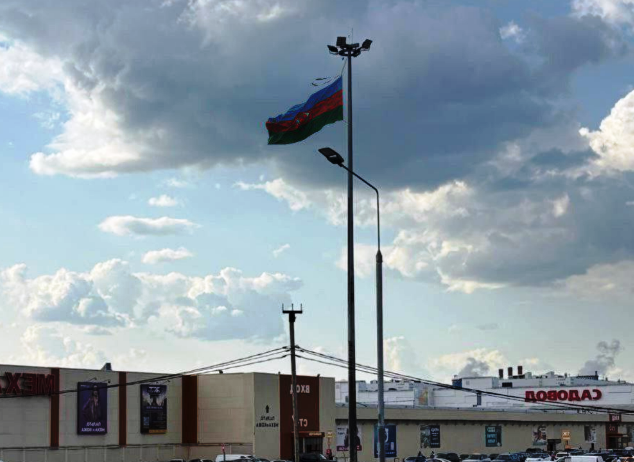 Рынок Садовод.Азербайджанский флаг. Фото из открытых источников