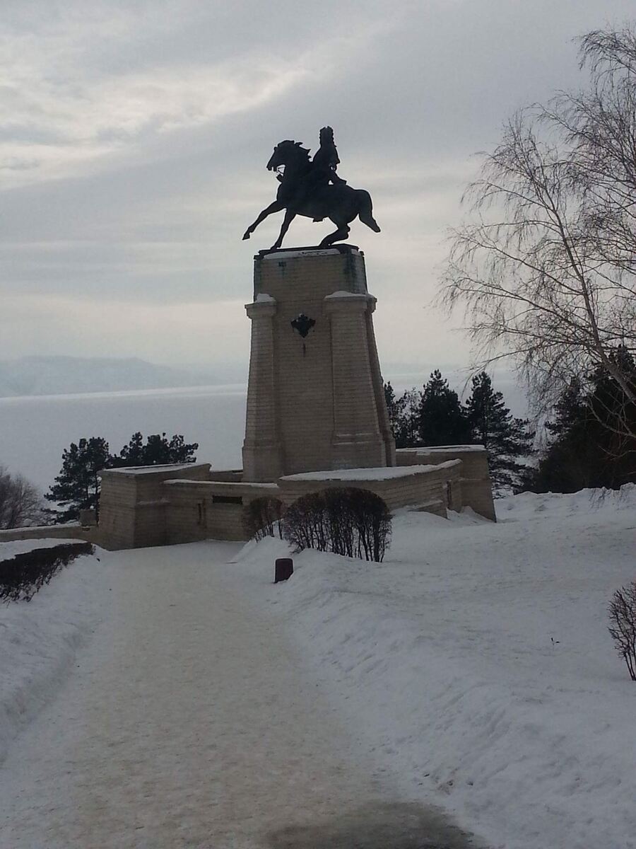 Памятник Василию Татищеву - основателю Ставрополя-на-Волге - нынешнего Тольятти. Признаюсь честно, я тоже думал, что Татищев - просто историк. А он основал не только Ставрополь-Тольятти, но ещё и Екатеринбург и  Пермь.