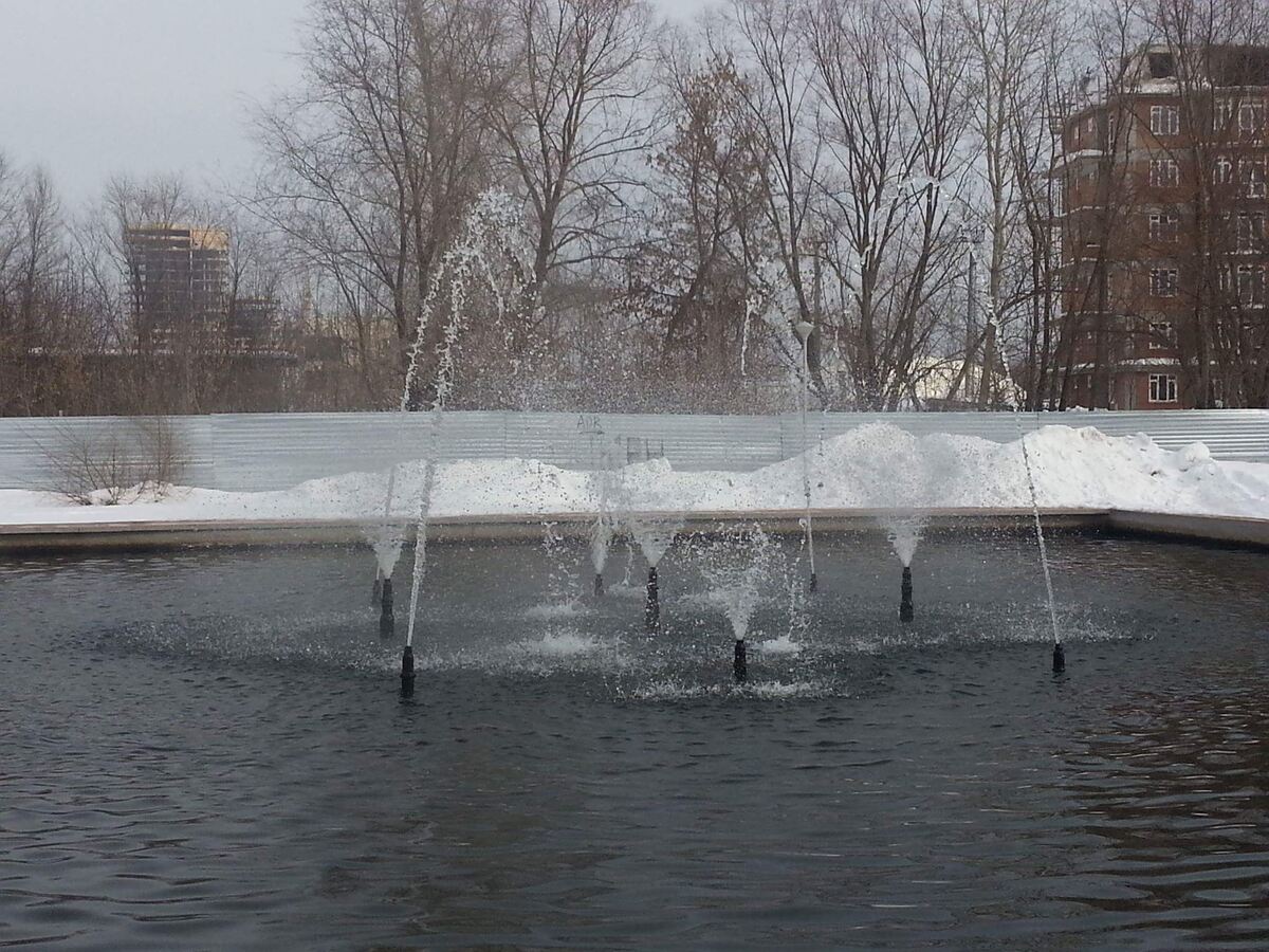 Понты дороже денег. Фонтан в Тольятти работает даже зимой. В Москве, в Питере - не работает, а вот Ставрополь-на-Волге может себе это позволить.