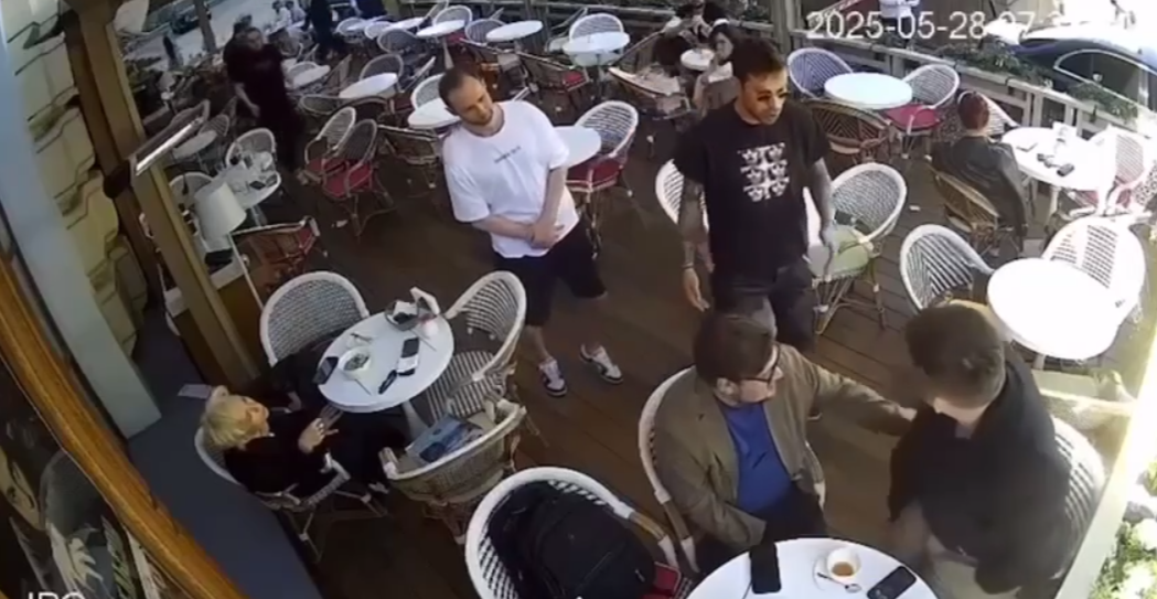 Кадр из видео с конфликтом Федора Смолова и посетителей кафе. Социальные сети