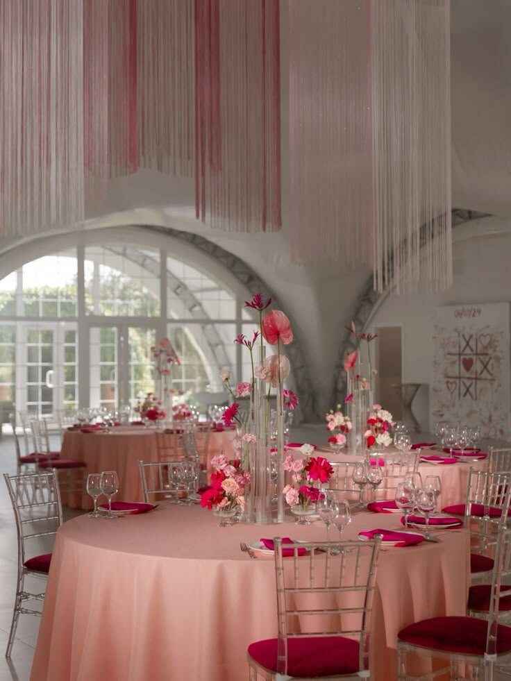 Одним из основных цветов свадьбы был цвет фуксии