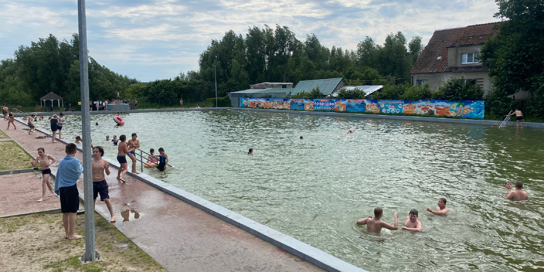 Где расположен самый большой бесплатный бассейн с минеральной водой в России.