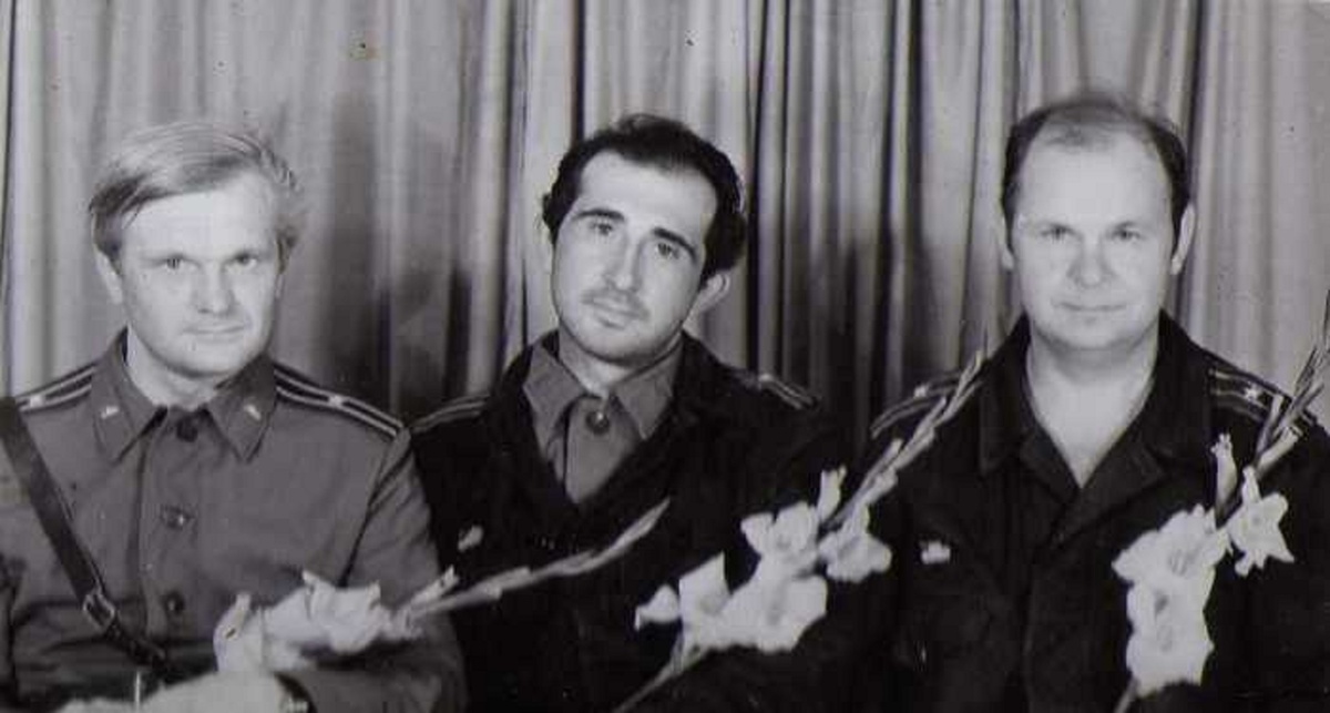 Мы трое ротных этого батальона, еле уломал их отважных, сфотографироваться на памятью. Слева на право -первый Жека (тот что всё забывал) второй Мишка (набил руку на чапанах) ну и я, для полноты картины маслом. Пока слава Богу, всё живы. Фото  Александра Бакуты.