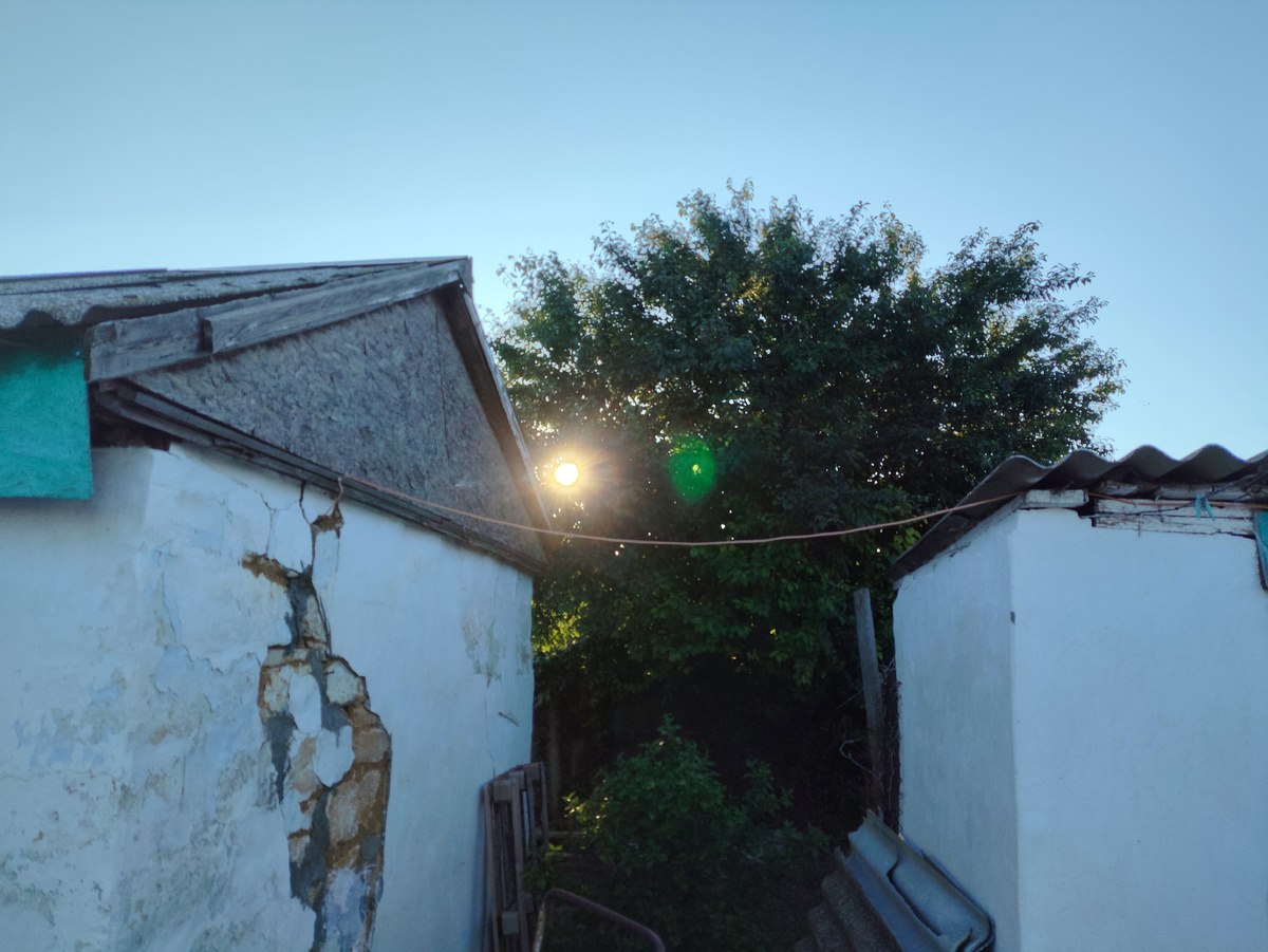 Да уж, на фоне развалин солнце особенно хорошо смотрится )))