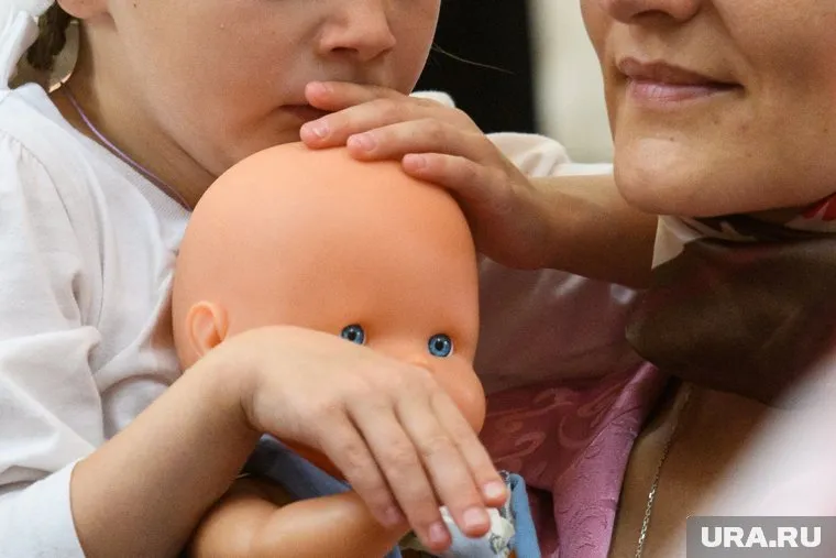 Психологи советуют приучать детей к домашним делам с раннего возраста
Фото: Владимир Жабриков © URA.RU