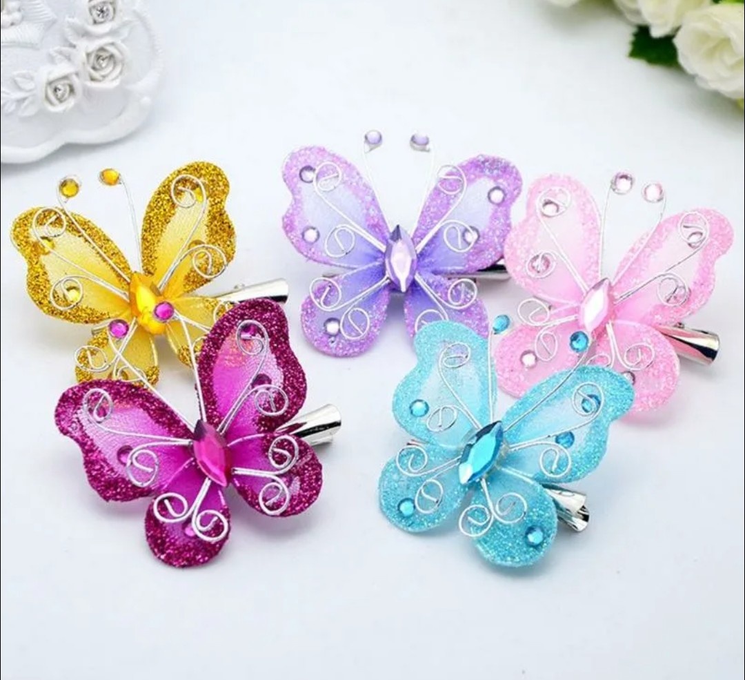 Металлические гребёнки со стразами и заколки с бабочками, из интернета.