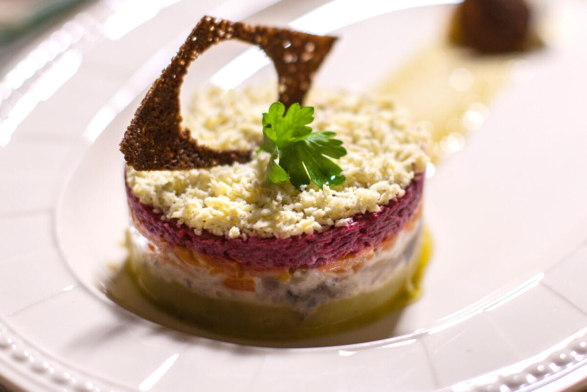    Сельдь под шубой как арт-объект или как удивить гостей на фуршете