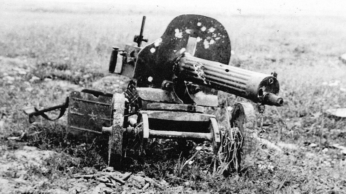Разбитый осколками советский пулемет «Максим». Источник Яндекс картинки