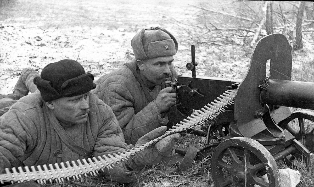 Советские пулеметчики ведут огонь по врагу. Источник Яндекс картинки