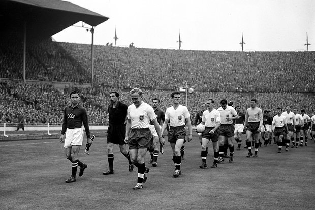 Капитан сборной СССР Никита Симонян выводит свою команду на матч с Англией, 1958 год. Фото: PA Images / Getty Images