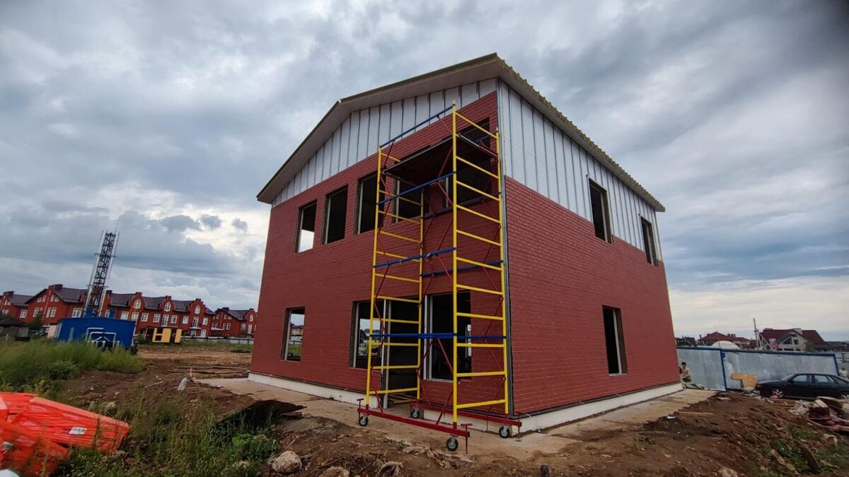 Офис продаж для коммерческого посёлка в г. Истра из металлоконструкций и сэндвич-панелей