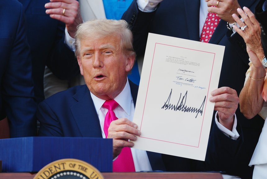 Дональд Трамп подписывает "Один Большой Прекрасный Законопроект" picture alliance / Consolidated