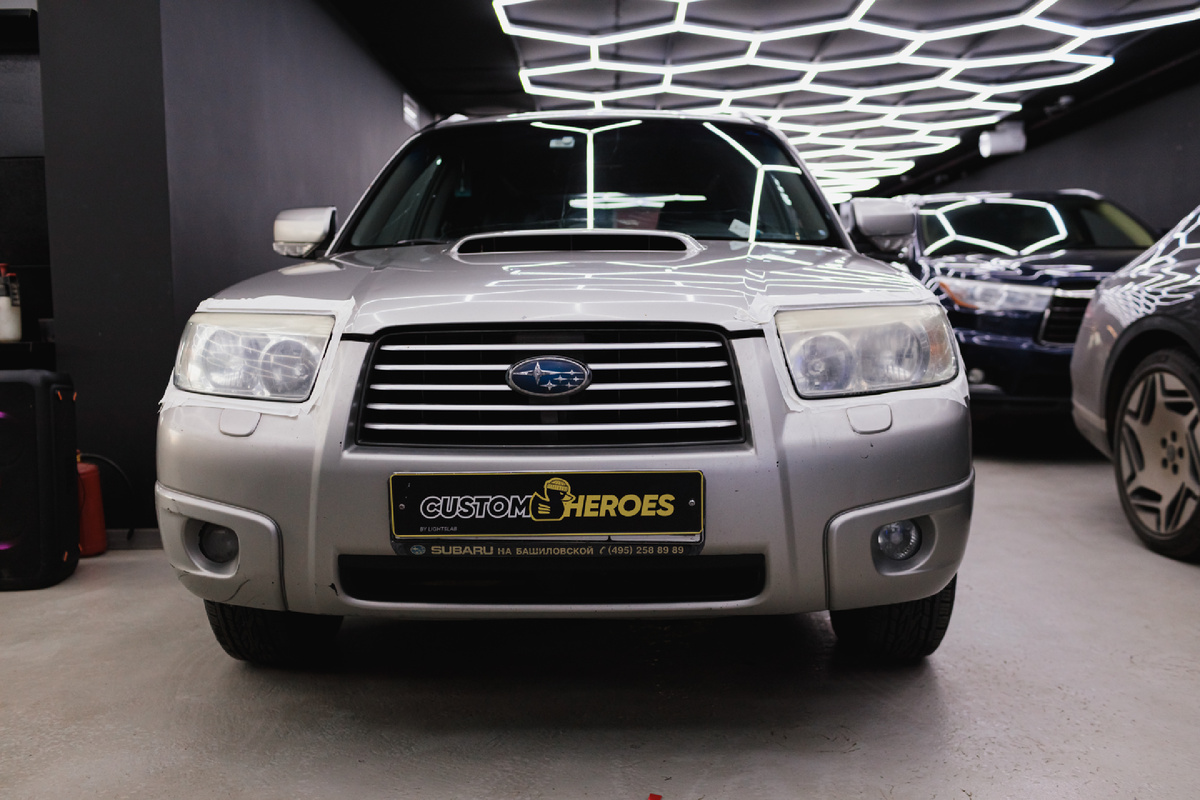 Источник фото: https://custom-heroes.ru/raboty/vid-uslugi/avtosvet/nashi-raboty/kompleksnoe-vosstanovlenie-optiki-i-ustanovka-lobovogo-stekla-na-subaru-forester/