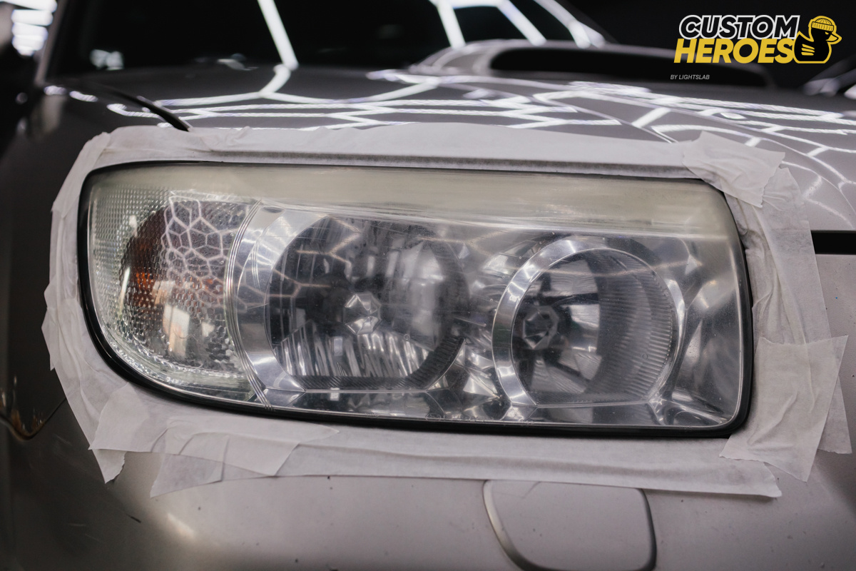 Источник фото: https://custom-heroes.ru/raboty/vid-uslugi/avtosvet/nashi-raboty/kompleksnoe-vosstanovlenie-optiki-i-ustanovka-lobovogo-stekla-na-subaru-forester/