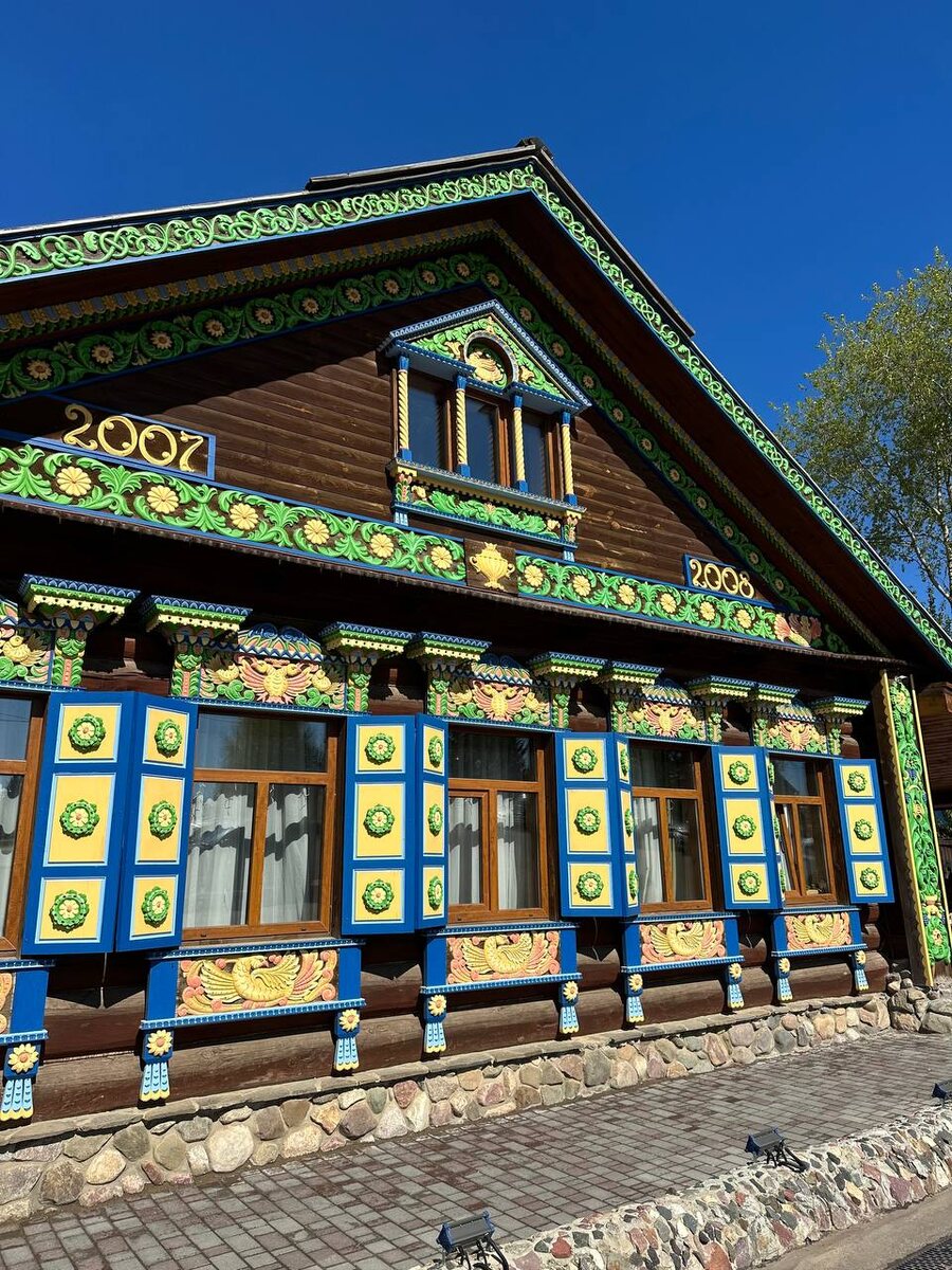 Нарядное здание экоотеля "Горячие ключи"