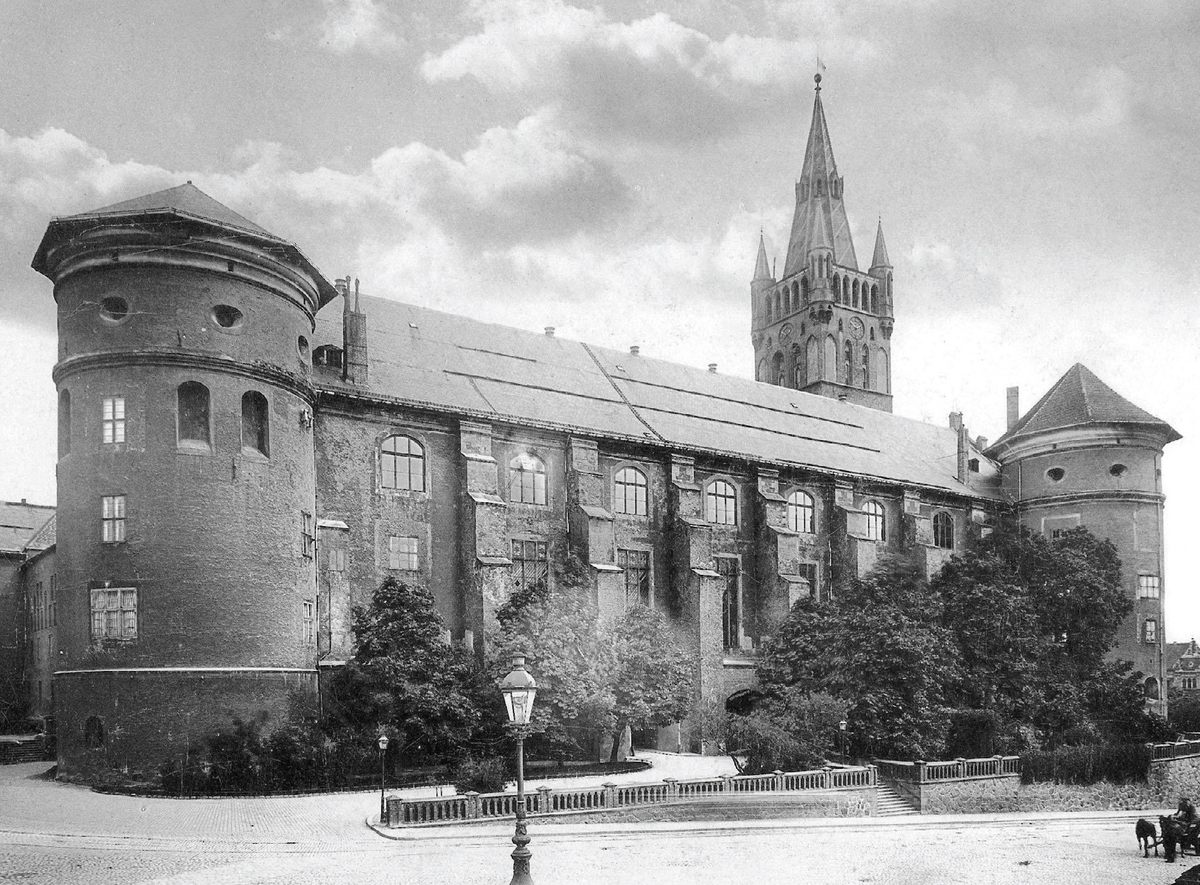 Последним известным местом хранения Янтарной комнаты был Кенигсбергский замок на территории современного Калининграда, где она была выставлена на всеобщее обозрение в 1941 году.