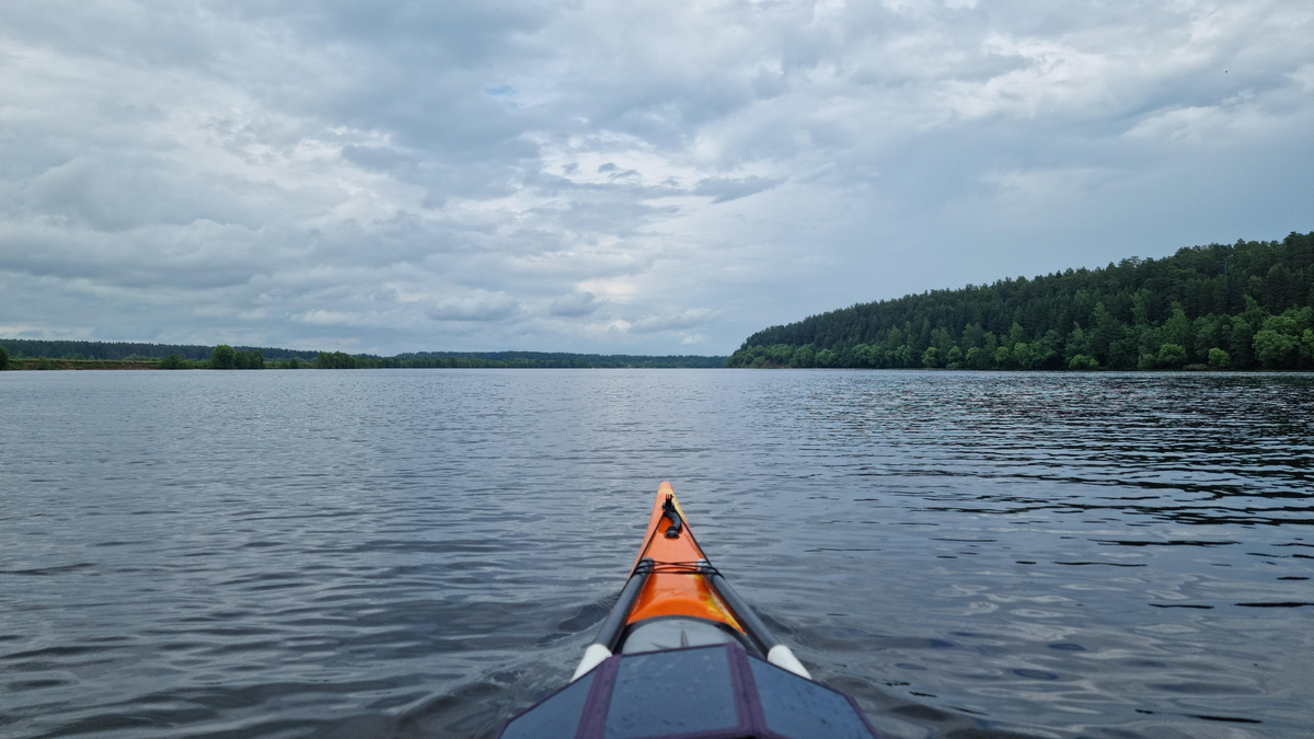 Погода, конечно, не радовала, но я продолжал грести! 🛶