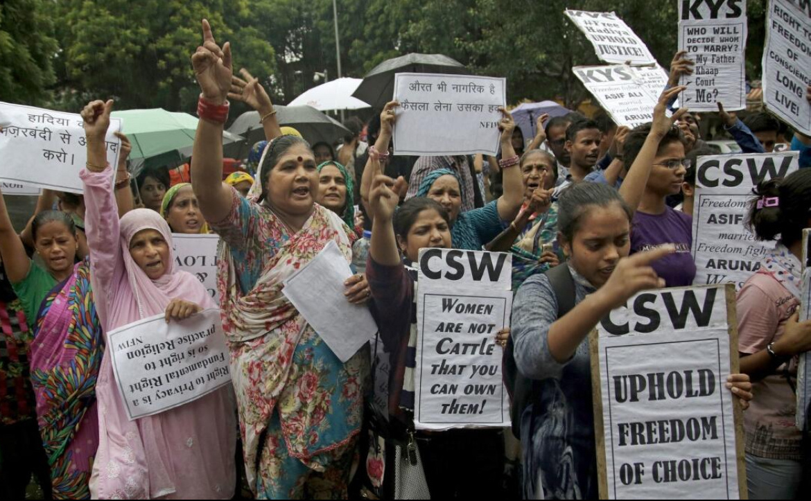 Женщины на протесте против жёстких традиций и диктатов семей 