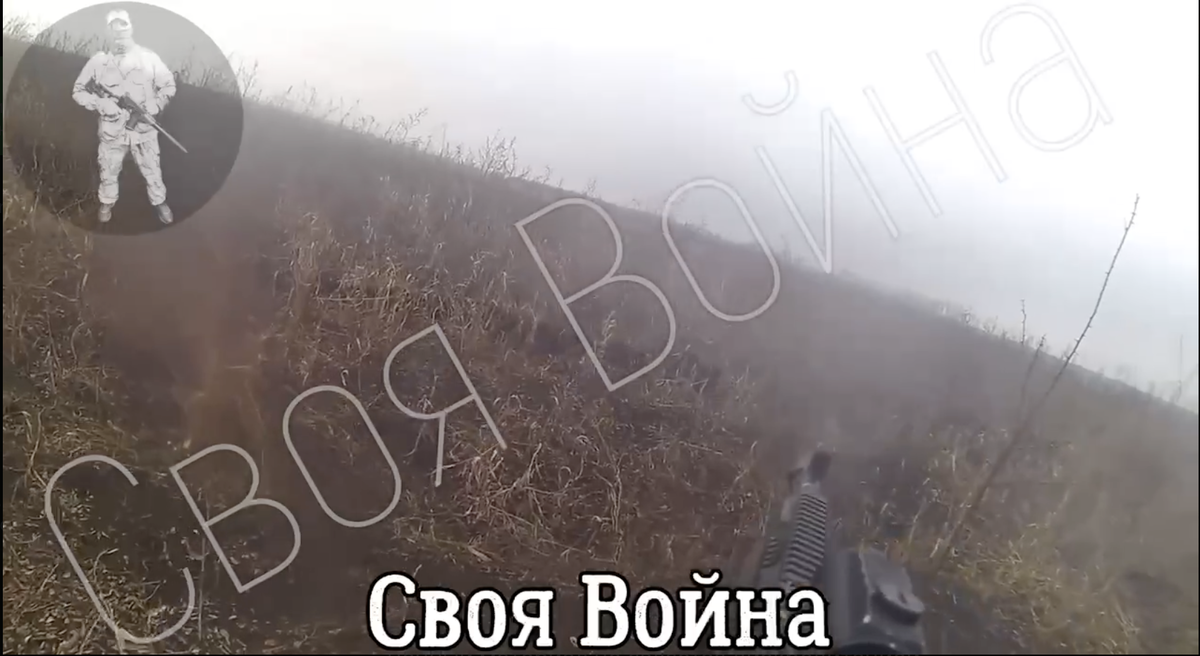 Командир ведет огонь в сторону противника.