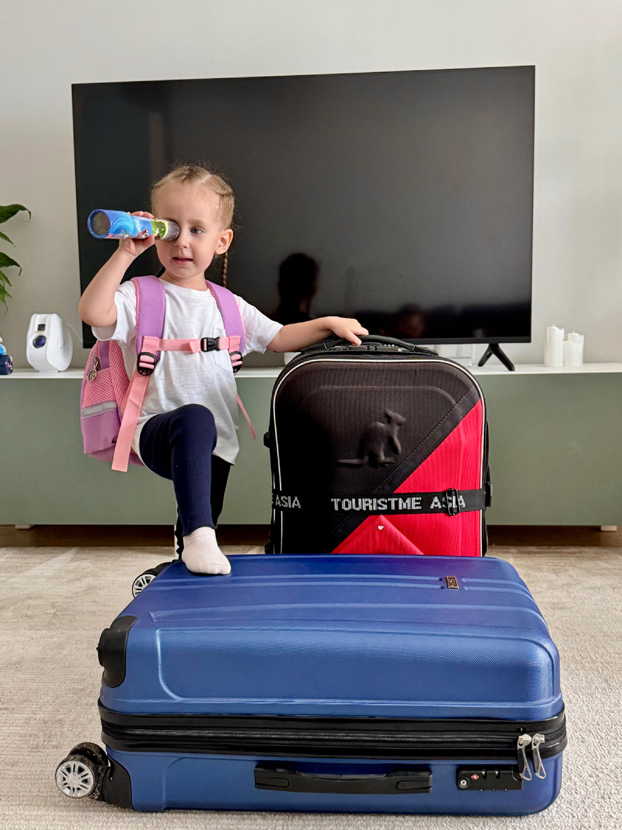 Ева уже привыкла, что родителям не сидится на месте)) 