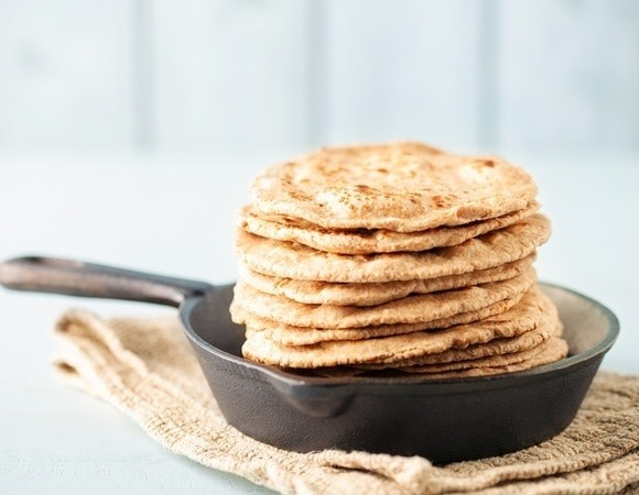 "Все просто и быстро": такие лепешки из 3 ингредиентов полюбит вся семья