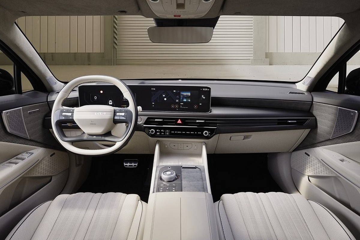 Передняя часть салона Kia K8