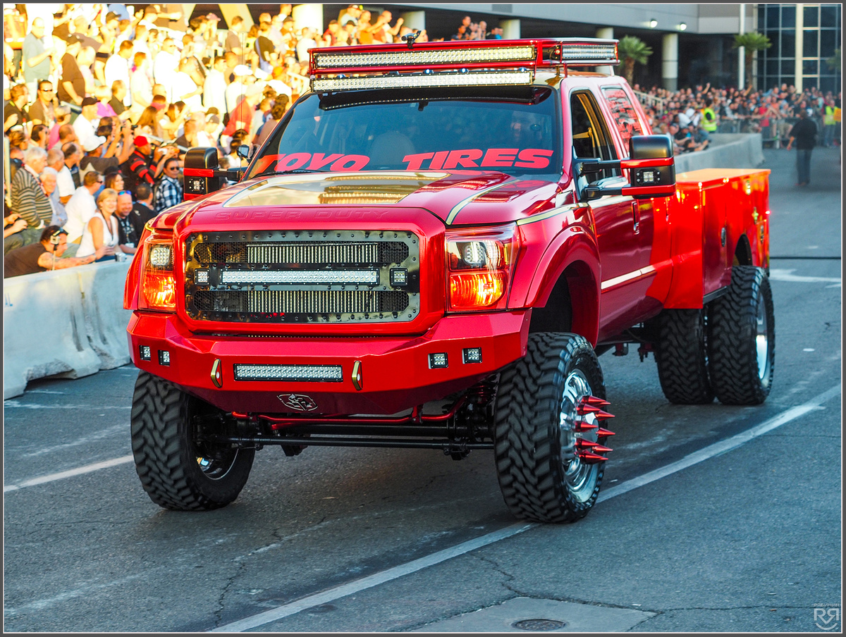 Las Vegas. Nevada. Автомобильное шоу на закрытии SEMA Show. Фото: Михаил Рябинин
