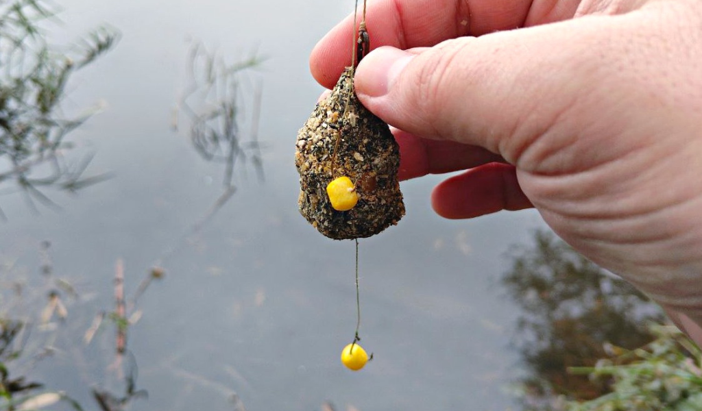 Лёгкая кормушка с плавающей насадкой увеличивает вероятность поклёвки