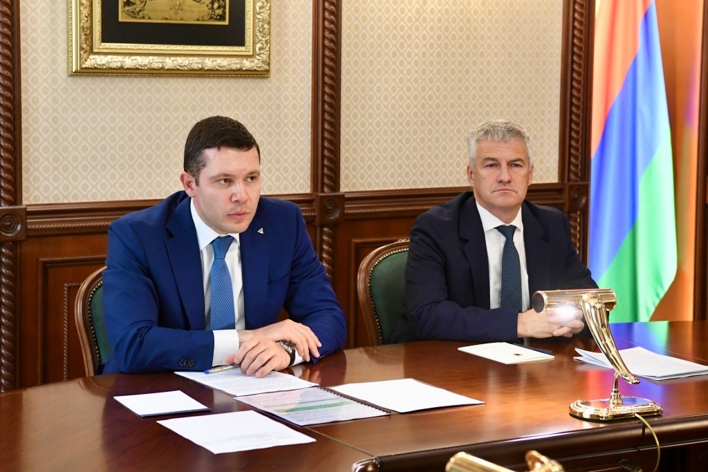    Министр промышленности и торговли РФ Антон Алиханов и глава Карелии Артур Парфенчиков. Фото: «Республика»/ Оксана Кудряшова