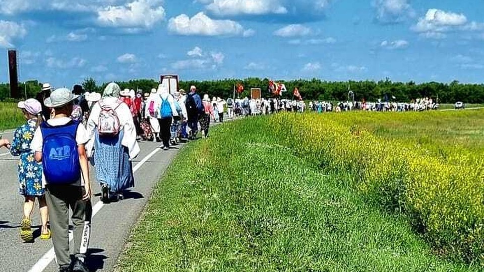 На Алтае крестный ход к иконе Богородицы дошел до села Коробейниково