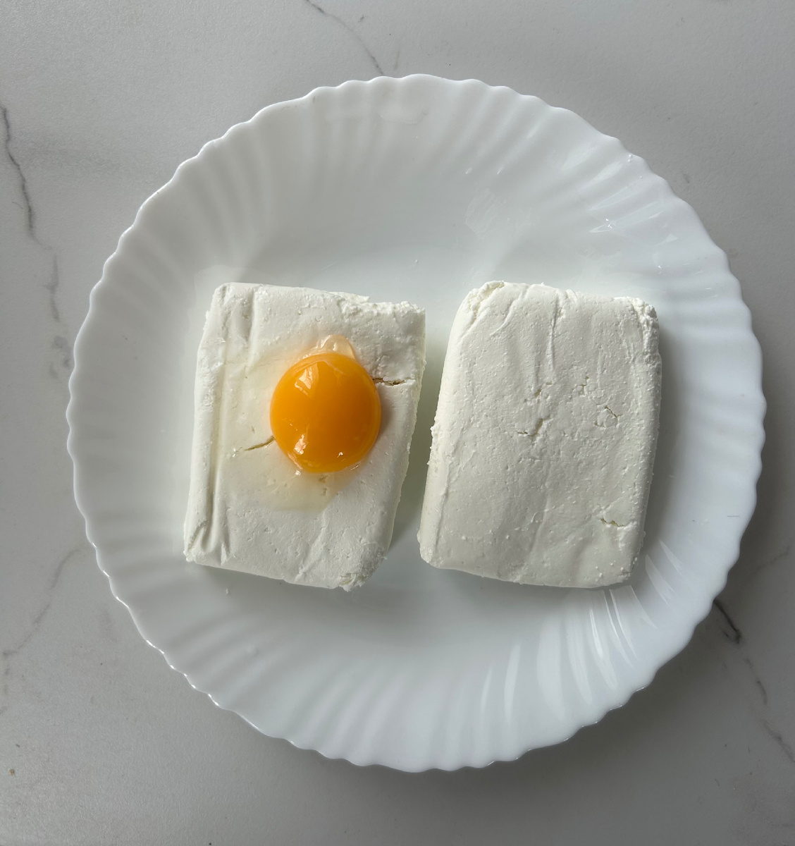 Добавляем желток.