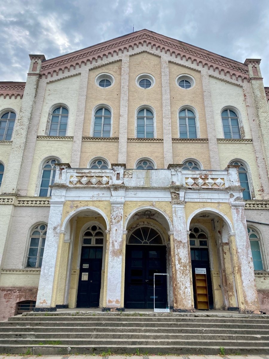 Фасад здания театра требует ремонта.