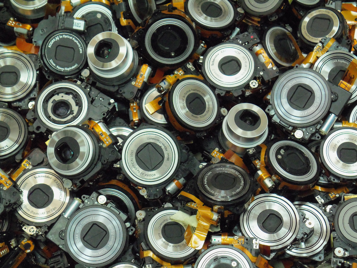 Большая часть объективов просто менялась на новые, а шестерни делались для платных ремонтов.