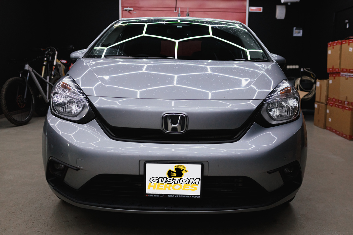 Источник фото: https://custom-heroes.ru/raboty/vid-uslugi/avtozvuk/multimediynyy-apgreyd-honda-fit-2020-teyes-cc3-2k-i-kamera-zadnego-vida/