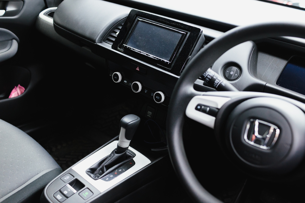 Источник фото: https://custom-heroes.ru/raboty/vid-uslugi/avtozvuk/multimediynyy-apgreyd-honda-fit-2020-teyes-cc3-2k-i-kamera-zadnego-vida/