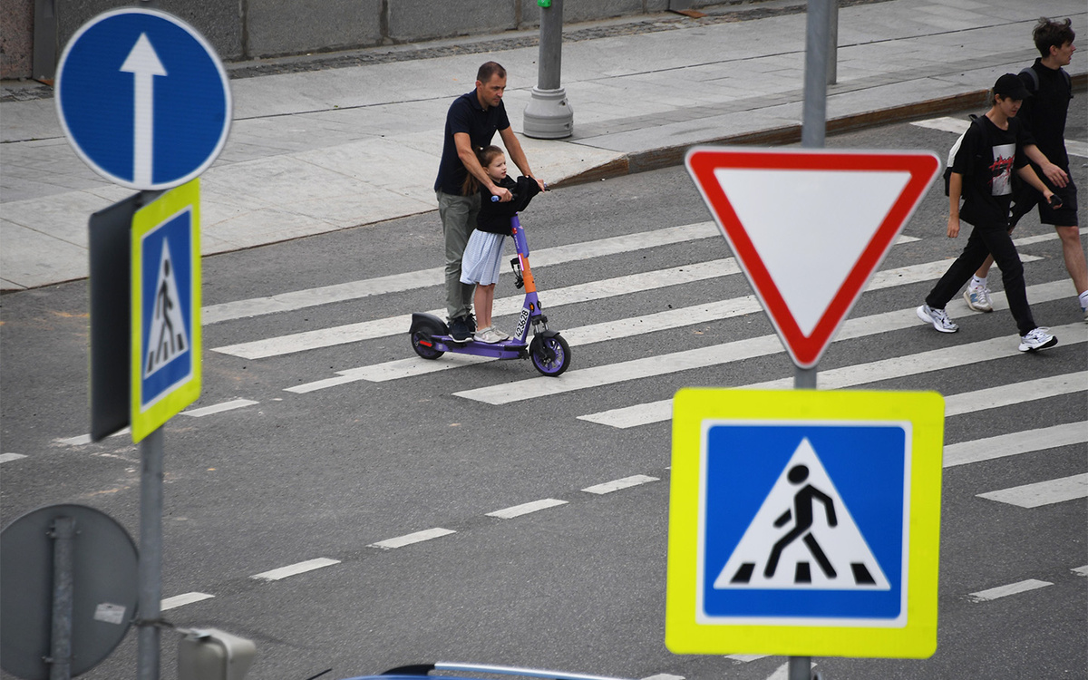 Komsomolskaya Pravda / Global Look Press📷Дорожный знак «Пешеходный переход» относится к категории знаков особых предписаний, которые вводят или отменяют особые режимы движения