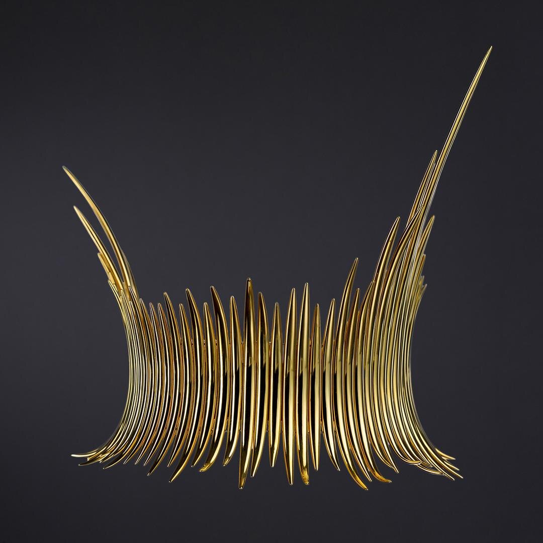 Это колье Couture Quill, впервые созданное в 1997 году Шоном Лином по заказу покойной Изабеллы Блоу, украшено 66 перьями ручной работы из желтого золота и позолоченного сплава и продается эксклюзивно на закрытой онлайн-распродаже Phillips Flawless.