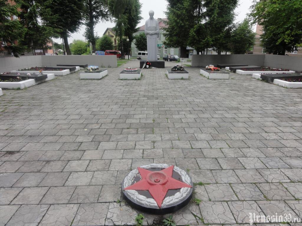 Центральная композиция мемориала в сквере города Мамонова, июль 2012. Источник: https://www.prussia39.ru/photo/show_photos.php?phid=1647