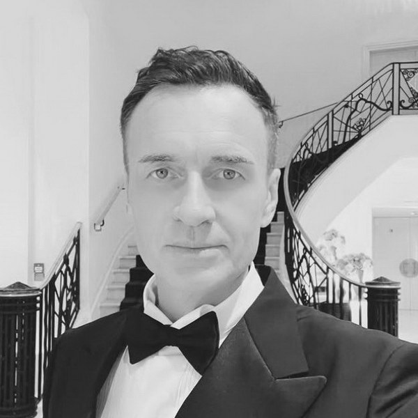     Умер звезда сериалов «Части тела», «Зачарованные» и «ФБР» Джулиан Макмэхон